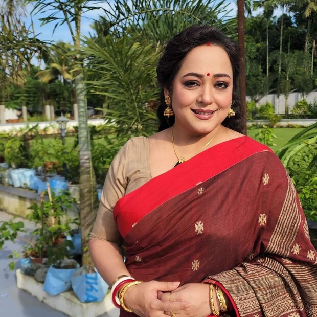 অপরাজিতা আঢ্যর মহাসপ্তমীর ছবি সোশ্যাল মিডিয়ায় ভাইরাল হয়েছে ৷ হাতে শাখা, পলা, চুড়ির সঙ্গে সিঁথিতে সিঁদুর সব মিলিয়ে পুজোর দিনে ভাললাগার অন্য মাত্রা ৷ ছবি সৌজন্যে ফেসবুক ৷