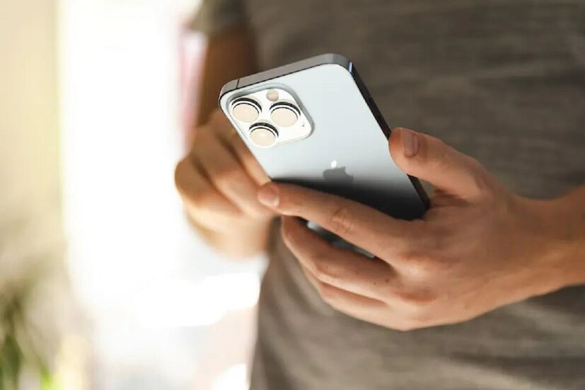 Apple iPhone 12-এর  স্পেসিফিকেশন:- Apple iPhone 12-এ রয়েছে একটি ৬.১-ইঞ্চি সুপার রেটিনা XDR ডিসপ্লে। এটিতে একটি সেরামিক কভার রয়েছে যা যে কোনও মোবাইল গ্লাসের চেয়ে শক্তিশালী।