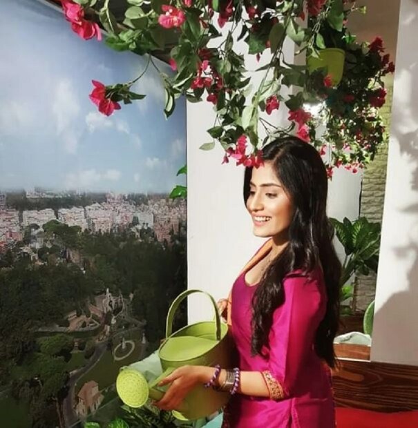 বৈশালী ঠক্করের বাগানের শখও প্রবল৷  তিনি নিজের ঘরের প্রচুর গাছ লাগিয়েছেন৷ (Photo Courtesy- Twitter)