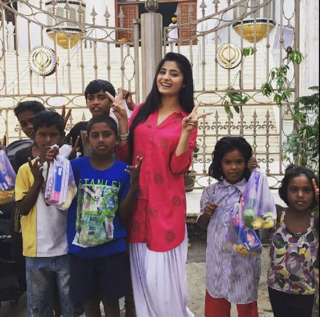 বৈশালী অনেক সময়েই শিশুদের সঙ্গে আনন্দ করতেন৷ তিনি নিজের অ্যাকাউন্টে দিওয়ালির ফটোও শেয়ার করেন৷ তিনি পথশিশুদেরও স্নেহ করতেন৷ (Photo Courtesy- Twitter)
