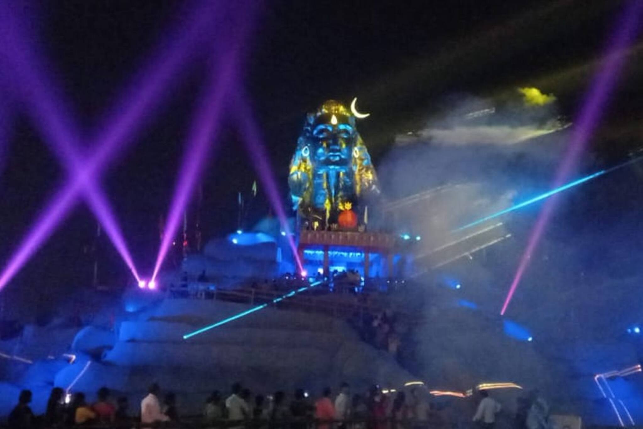 ভেঙে পড়ার আশঙ্কা কাটল, জেলার পুুজো মণ্ডপে লাগামহীন ভিড় অষ্টমীর সন্ধ্যে থেকে