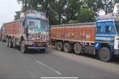 বীরভূমের জাতীয় সড়কে হঠাৎ পুলিশি অভিযান