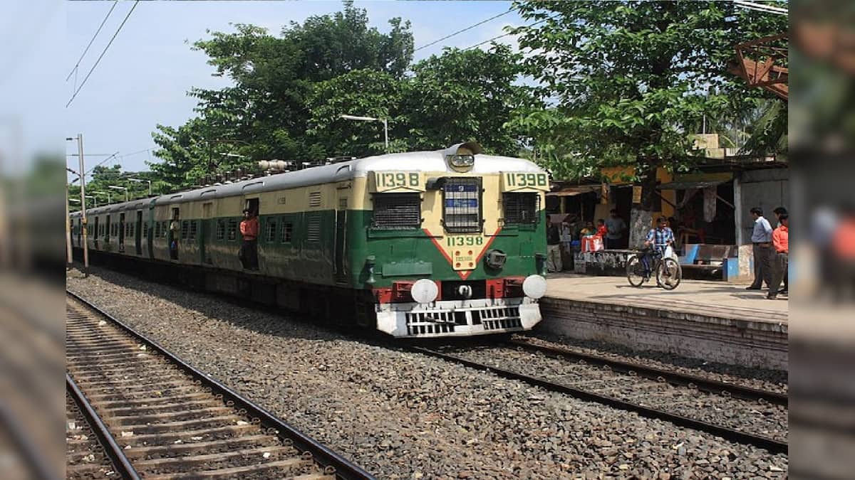 বনগাঁ লোকালে ফের পাথরবাজের হামলা, গুরুতর জখম রেলযাত্রী যুবক – News18 বাংলা