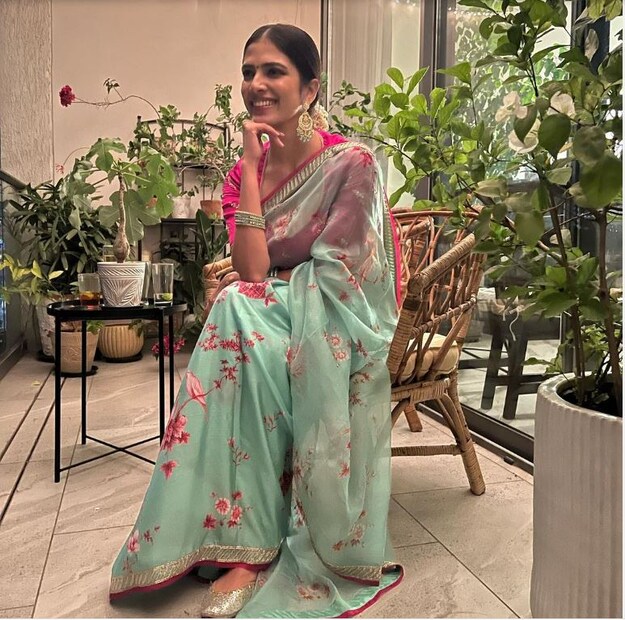 মাজিদ মাজিদি’র ‘বিয়ন্ড দ্য ক্লাউডস’ ছবির জন্য নির্বাচিত হয়েছিলেন তিনি।  এই ছবিতেই কাজ করার কথা চলছিল দীপিকা পাড়ুকোনের