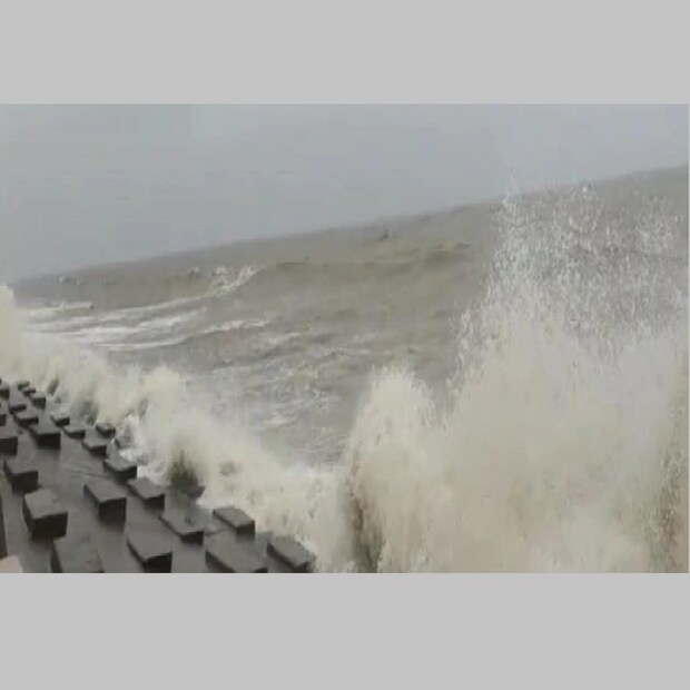 হাওয়া অফিসের পূর্বাভাস, আরও ১২ ঘণ্টার মধ্যে আরও গভীর হতে চলেছে এই নিম্নচাপ। সোমবার সকাল থেকেই দাপট দেখাতে শুরু করবে সিত্রাং। এটি উত্তর-উত্তরপূর্ব দিকে অভিমুখ ঘুরিয়ে ফেলবে সোমবার। 