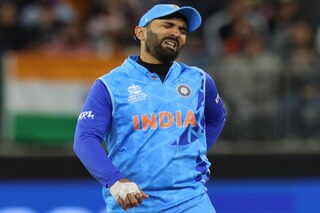 যন্ত্রণায় মাঠ ছাড়তে হয়েছে কার্তিককে