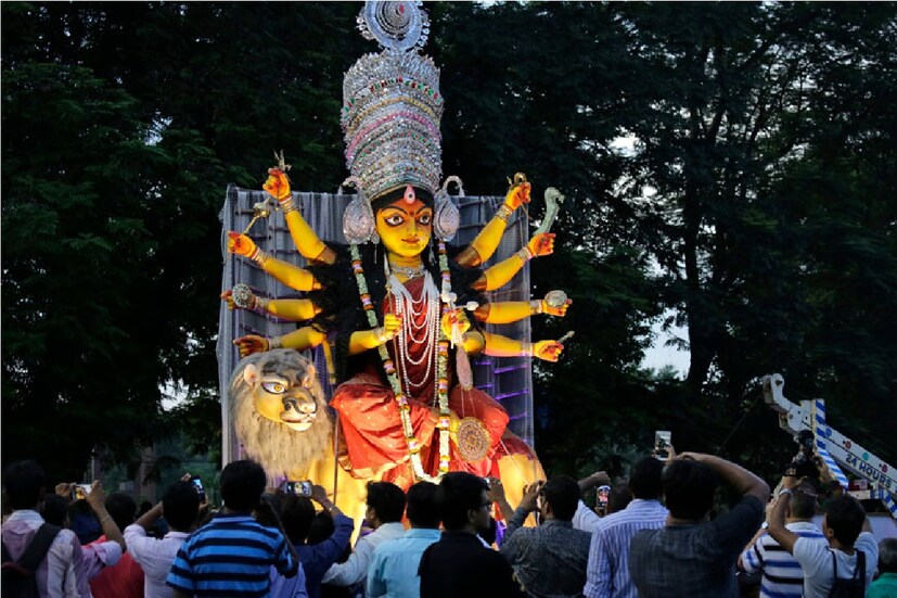*কার্নিভালে প্রতিটি পুজো কমিটি ২-৩ মিনিট সময় পাবেন, তার মধ্যেই সাংস্কৃতিক অনুষ্ঠান পরিবেশন করতে হবে মূল মঞ্চের সামনে। নিরঞ্জন পদযাত্রায় সর্বোচ্চ ৫০ জন সদস্য অংশ নিতে পারবেন ক্লাবের পক্ষ থেকে। সর্বাধিক ৩টি ট্যাবলো বরাদ্দ। গাড়ি-সহ ট্যাবলোর উচ্চতা কোনওভাবেই ১৬ ফুটের বেশি হবে না। ফাইল ছবি।