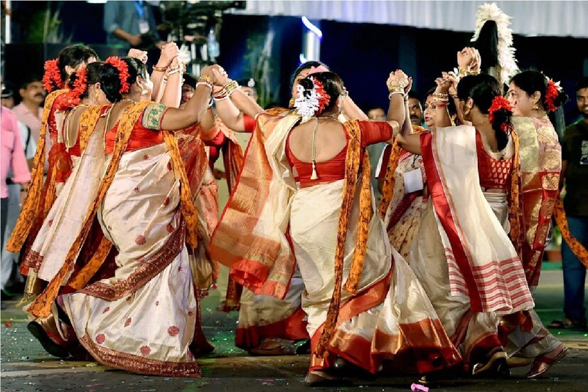 *আমন্ত্রিত বহু শিল্পপতি এবং চেম্বার অব কমার্সের প্রতিনিধিরা। গত দুবছর করোনার জন্য রেড রোডে কার্নিভাল হয়নি। তার আগে কার্নিভাল হয়েছে বটে, কিন্তু এত বড় মাপের কার্নিভাল-এর আগে হয়নি বলেই দাবি প্রশাসনের। ফাইল ছবি।