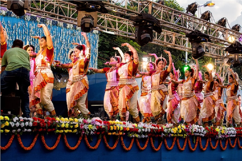 *সর্বশেষ তথ্য অনুযায়ী ৯০ পুজো কমিটি কার্নিভালে অংশ নেবে। উত্তর ও দক্ষিণ কলকাতার পাশাপাশি সেই তালিকায় রয়েছে সল্টলেক এবং হাওড়ার পুজো। তবে যে পুজো নিয়ে চর্চার শেষ নেই, সেই নাকতলা উদয়ন সংঘ এ বারের কার্নিভালে আমন্ত্রিত নয়। ফাইল ছবি।