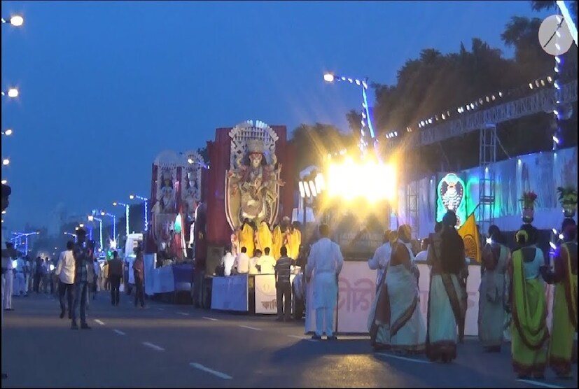 *কার্নিভালে যাবে না উত্তরের টালা বারোয়ারি। একাদশীর রাতে ফেসবুক পোস্টে তাঁরা তাদের সিদ্ধান্ত জানিয়েছে। এ ছাড়াও আরও ৮ কমিটি কার্নিভালে থাকছে না, কারণ তাঁদের দশমীতেই প্রতিমা নিরঞ্জণ দীর্ঘদিনের রীতি। সেই রীতি তাঁরা ভাঙতে একেবারেই রাজি নয়। ফাইল ছবি।