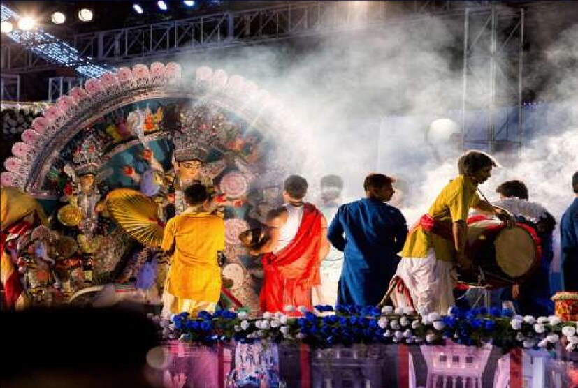 *রেড রোডে পুজো কার্নিভাল ২০২২-এর সূচনা করবে কলকাতা পুলিশের বিশেষ বাহিনী 'ডেয়ারডেভিল'। তারপরে ডোনা গঙ্গোপাধ্যায়ের নাচের অ্যাকাডেমির অনুষ্ঠান।  কিন্তু তিনি আপাতত অসুস্থ, হাস্পাতাল থেকে সদ্য বাড়ি ফিরেছে। ফলে সেই অনুষ্ঠান হবে কি না, তা এখনও স্পষ্ট নয়। বিকেল সাড়ে চার'টে থেকে শুরু হয়ে প্রায় তিন ঘণ্টার অনুষ্ঠান হওয়ার কথা। ফাইল ছবি।