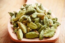 পরীক্ষায় ভাল নম্বর বা জীবনে ঢালাও টাকা চাই? এলাচের এই টোটকা মানলেই শুধু সাফল্য