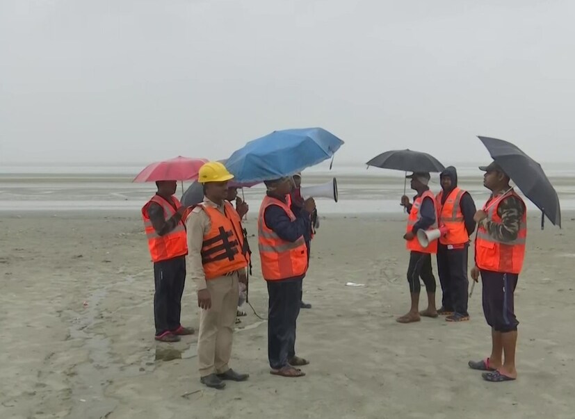 সিত্রাংয়ের শক্তিক্ষয়- ভারতীয় সময় সোমবার রাত সাড়ে নটা থেকে সাড়ে ১১টার মধ্যে বরিশালের কাছে তিনকোনা ও সন্দীপ আইল্যান্ডের মাঝে এর ল্যান্ডফল হয়েছে। ল্যান্ডফল হওয়ার পর ক্রমেই শক্তি হারায় ঝড়টি। গভীর নিম্নচাপ রূপে বাংলাদেশের উত্তর ও উত্তর-পূর্ব দিকে সরে গিয়েছে। সিত্রাংয়ের প্রভাব শুধুমাত্র বাংলাদেশেই পড়েছে। আছড়ে পড়ার পর উত্তর-উত্তর পূর্ব দিকে দ্রুত গতিতে এগিয়েছে ঝড়টি। Photo Courtesy: ANI/Twitter
