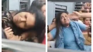 এ ভাবেই পরস্পরকে আক্রমণ করেন দুই মহিলা যাত্রী৷ 