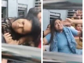 এ ভাবেই পরস্পরকে আক্রমণ করেন দুই মহিলা যাত্রী৷ 