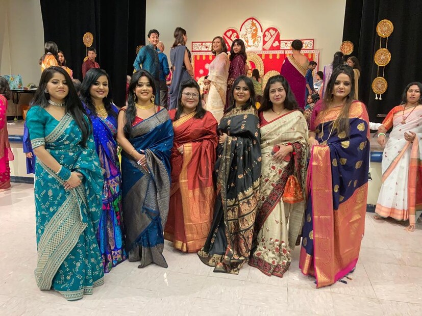 প্রবাসের বাঙালিরা মাতলেন দুর্গাপুজোর আনন্দে। দেখলে কেউ বলবেই না যে এই পুজো কলকাতা হচ্ছে না, হচ্ছে কলকাতা শহর থেকে ঢের দূরে। 