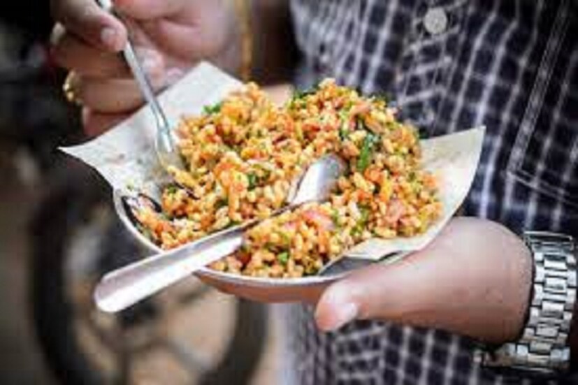 বেশিরভাগ সময়েই দেখতে পাওয়া যায় দোকান বা বাজার থেকে খাবার জিনিসপত্র কিনলে দোকানদার খবরের কাগজে মুড়ে দেন সে ঝালমুড়িই হোক ভেলপুরী সর্বত্রই খবরের কাগজে মুড়ে দেওয়ার প্রচলন চলে ৷ প্রতীকী ছবি ৷