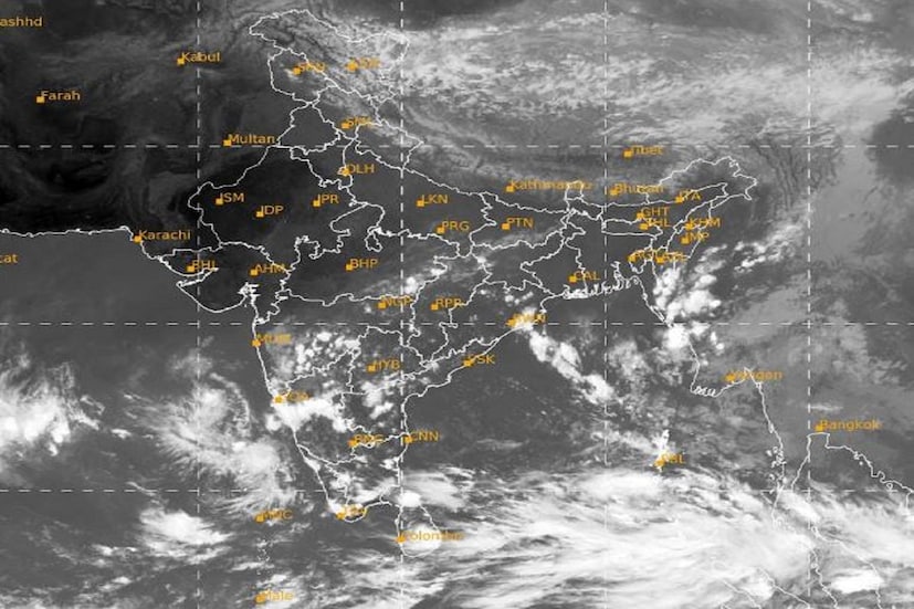 বঙ্গোপসাগরে ঘূর্ণিঝড় বর্ষা প্রত্যাহারে ঘূর্ণিঝড়টিও সক্রিয় হচ্ছে বঙ্গোপসাগরে। আবহাওয়া দফতরের পূর্বাভাস অনুযায়ী, ঘূর্ণিঝড়টি পশ্চিম-মধ্য এবং  দক্ষিণ-পশ্চিম বঙ্গোপসাগরে সক্রিয় হয়ে উঠেছে। আগামী ২-৩ দিনের মধ্যে এটি দেশের দক্ষিণাঞ্চলে পৌঁছাবে বলে আশঙ্কা করা হচ্ছে। Photo Courtesy-IMD/Satellite