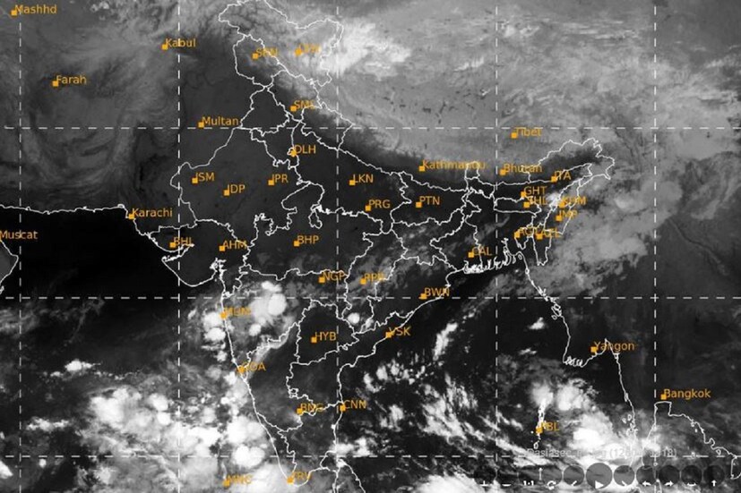 #কলকাতা: দিল্লি, উত্তরপ্রদেশ-বিহার সহ উত্তর ভারতের একাধিক রাজ্য বৃষ্টি থেকে মুক্তি পেয়ে গেছে৷ কিন্তু মহারাষ্ট্র, পুণে সহ দক্ষিণ ভারতের বিভিন্ন রাজ্যে বৃষ্টি অসুরের দাপটে জীবন একেবারে নাজেহাল৷ পুণে ও মুম্বই সমেত মহারাষ্ট্রের একাধিক এলাকায় লাগাতার বৃষ্টিতে একেবারে ত্রাহি ত্রাহি অবস্থা৷ আইএমডি ওয়েদার আপডেটে জানানো হয়েছে দেশের কিছু অংশে মঙ্গলবার বৃষ্টির দাপট থাকবে তাই জারি হয়েছে ওয়েদার অ্যালার্ট৷ Photo  Courtesy- IMD/Satellite 