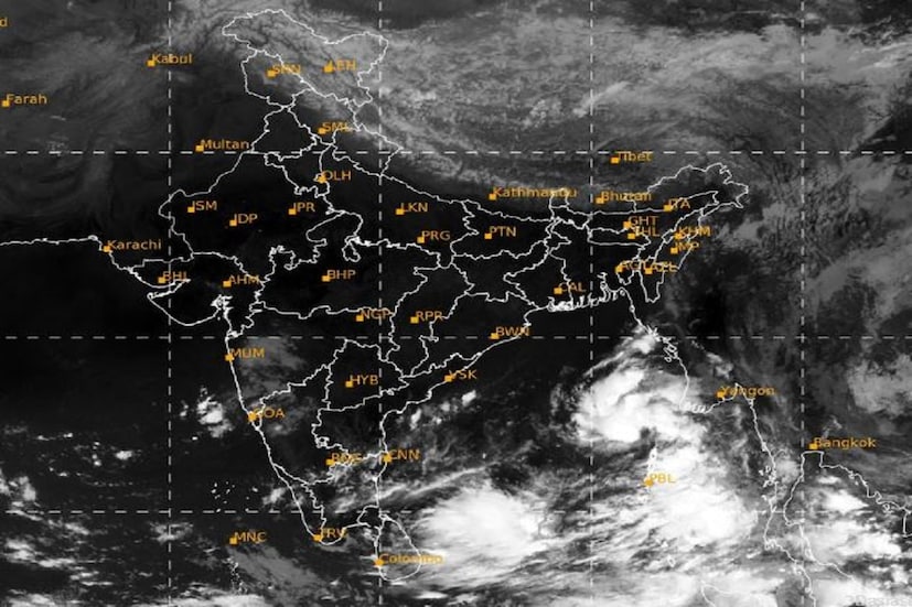 আন্দামান ও নিকোবর দ্বীপপুঞ্জের দক্ষিণ-পশ্চিম দিকে দক্ষিণ বঙ্গোপসাগরে ঘূর্ণাবর্ত তৈরি হবে আগামী সপ্তাহে। এই ঘূর্ণাবর্ত শক্তি বাড়িয়ে দক্ষিণ মধ্য বঙ্গোপসাগরে নিম্নচাপ তৈরি করতে পারে। নিম্নচাপটি অন্ধ্র প্রদেশ ও উড়িষ্যা উপকূলের স্থলভাগে প্রবেশ করতে পারে। তবে এই নিম্নচাপ থেকে ঘূর্ণিঝড়ের আশঙ্কা কম বলে মনে করছেন আবহাওয়াবিদরা। সরাসরি প্রভাব না পড়লেও মেঘলা আকাশ ও বৃষ্টির সম্ভাবনা তৈরি হবে আমাদের রাজ্যেও। আগামী সপ্তাহের শেষের দিকে মেঘলা আকাশ বৃষ্টির সম্ভাবনা দক্ষিণবঙ্গের উপকূলের জেলাগুলিতে।