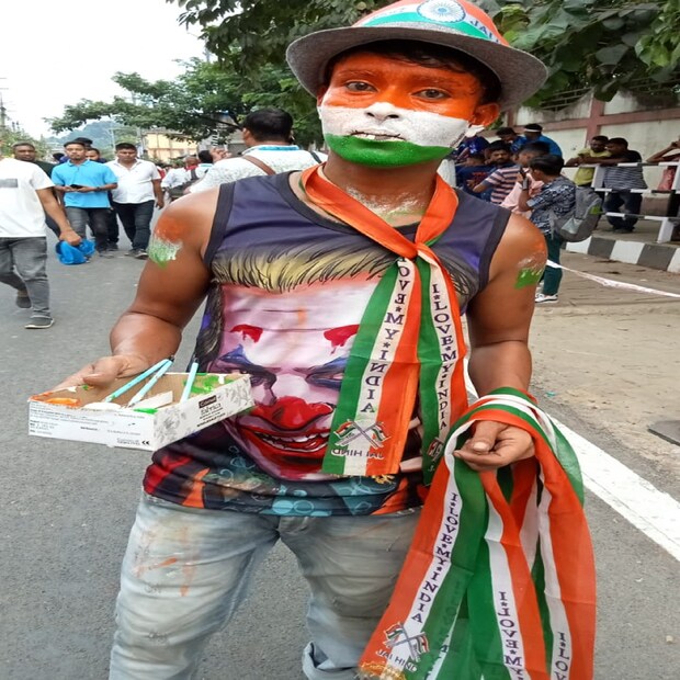 ম্যাচকে কেন্দ্র করে কয়েক ঘন্টা আগে থেকেই শুরু হয়ে গিয়েছে জনজোয়ার। শেষবার ২০২০ সালে ম্যাচ ভেস্তে গিয়েছিল এই মাঠে। দর্শকদের মুখে রং মাখানোর জন্য উপস্থিত ফেরিওয়ালা