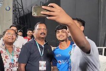 ভারতীয় ক্রিকেটের পিনআপ বয় কিন্তু পা মাটিতেই, ঠাকুমাকে পায়ে হাত দিয়ে প্রণাম