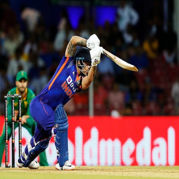 ইশান কিশান: ফর্মে রয়েছেন বাঁ হাতি তরুণ ওপেনার ইশান কিশানও। রোহিত শর্মা না থাকায় প্রথম একাদশে তার জায়গা পাওয়া নিয়ে কোনও সন্দেহ নেই। আরও একবার নিজেরে সেরাটা দিতে মুখিয়ে রয়েছেন ইশান।