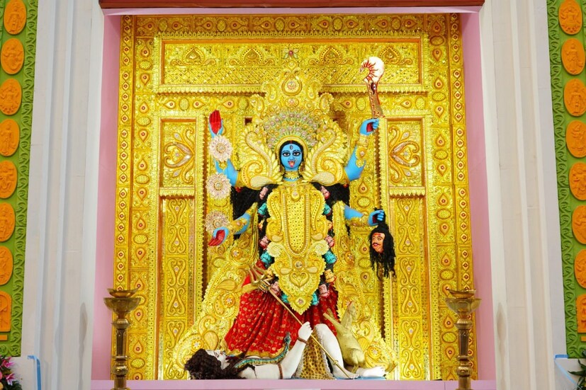 *পাশাপাশি কালীপুজোয় মহাদুর্ভোগ নিয়েও আশঙ্কা প্রকাশ করেছেন। তিনি বলেন, "আগামিকাল অফিসারদের নিয়ে মিটিং করব। ঝড় বৃষ্টিতে সাবধানে থাকুন। বাজি নিয়ে সজাগ থাকুন। ঝড় হলে আগে নিজেদের জীবন দেখবেন। আবহাওয়া দেখে বাইরে বেরোবেন।"