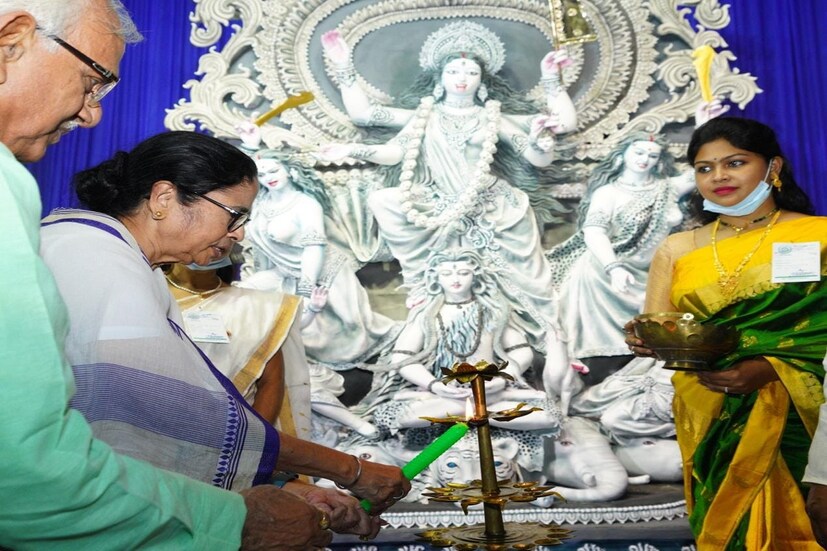 *এ দিকে মাল নদীতে হরপা বানে নিহতদের প্রসঙ্গে মমতা বলেন, "মালবাজারে গিয়েছিলাম আমি। সেখানেই পরিবারের সদস্যদের সঙ্গে দেখা করলাম। আজ সল্টলেক স্টেডিয়ামে গিয়ে কাজ করলাম।" 
