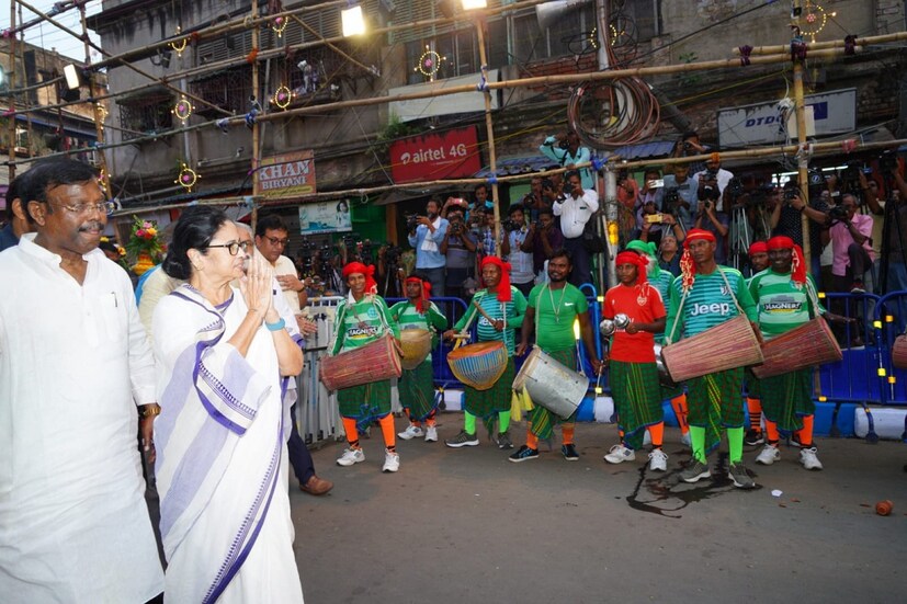 *মুখ্যমন্ত্রী বলেন, "আমি আদি গঙ্গার পাড়ে থাকি। এগুলো রানি রাসমণির জায়গা। আমি আমার বাড়ির সামনের ঘাট বানিয়ে দিয়েছিলাম। আমার বাড়ির পুজো ১৯৭৮ সাল থেকে শুরু। এখনও চলে আসছে। অনেকে পুজো শেখাতে আসে। ধর্ম শেখাতে আসে। আদিবাসী, শিডিউল কাস্ট, ব্রাক্ষ্মণ, হিন্দু, মুসলিম, শিখ, বৌদ্ধদের মধ্যেও নানা ভাগ আছে। এই ভূমি হল রবীন্দ্রনাথের। তার লেখা জাতীয় সঙ্গীতে একাধিক প্রদেশের নাম আছে।"