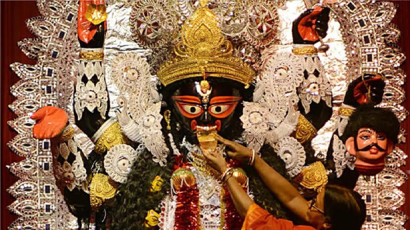 *কালীপুজো উপলক্ষে বাড়তি দু’টি ছুটি দিয়েছে রাজ্য সরকার। অর্থাৎ ২৪ তারিখের পর ২৫ ও ২৬ অক্টোবর ছুটি। ফাইল ছবি। 
