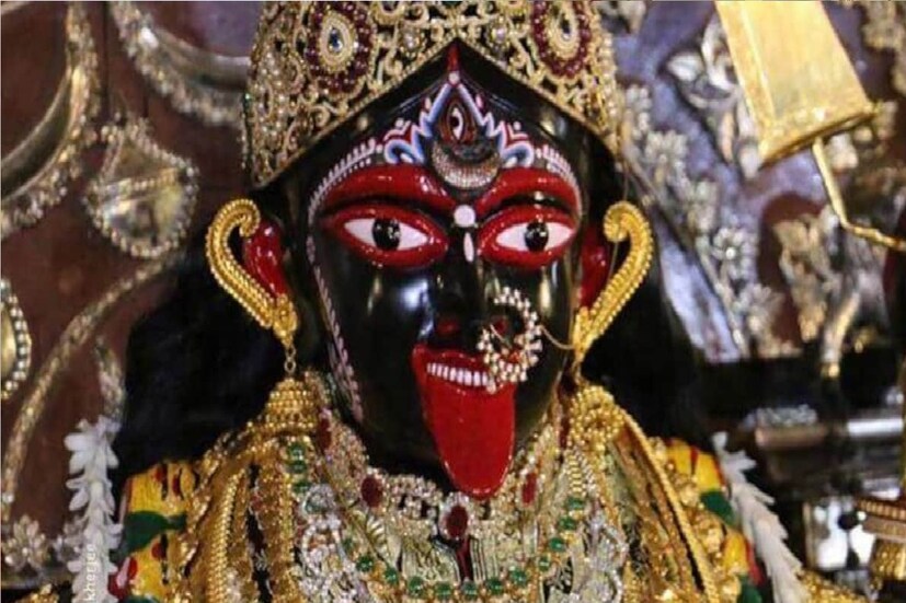 *কালীপুজোর আগের দিন ভূত চতুর্দশী পালিত হয়। ওই দিন চোদ্দ শাক খেয়ে বাংলার ঘরে ঘরে অন্ধকার দূর করে ১৪ টি প্রদীপ জ্বেলে 'শুভ সময়' ঘরে আমন্ত্রণ জানানো হয়। অনেকে এই চতুর্দশীকে নরক চতুর্দশীও বলেন। প্রতীকী ছবি।