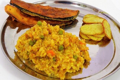 অষ্টমীর দুপুর জমে যাক খিচুড়িতে