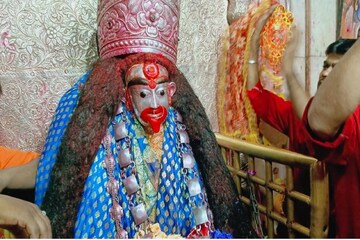 ভোরে মঙ্গল আরতি করে শুরু পুজো! আজ রাজ বেশে কালী রূপে পূজিত হন মা তারা