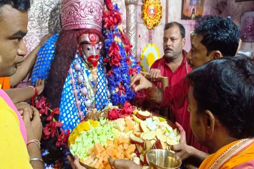 ভোর বেলা মা তারাকে বিশেষ মঙ্গল আরতি দিয়ে শুরু হয় পুজো। কালীপুজোর দিন অমাবস্যায় গভীর রাতে নিশিপুজো হয় তারা মায়ের। 