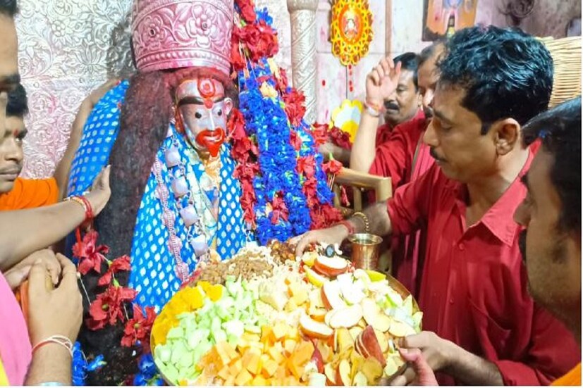 একই সঙ্গে মন্দির চত্বরে ছাগ বলিদানের মাংস, পোড়ানো শোল মাছ, চাটনি, পায়েস ও মিষ্টির ভোগ নিবেদন করা হয়। এ ছাড়াও সন্ধ্যারতির সময় লুচি-মিষ্টিও নিবেদন করা হয়। তথ্য ও ছবি- অক্ষয় ধীবর