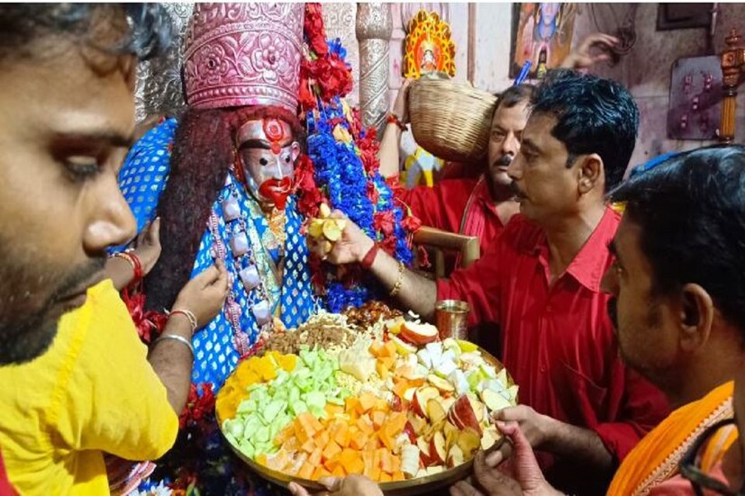 নিশি পুজোর সময় মা তারাকে স্নান করিয়ে বেনারসী শাড়ির সঙ্গে স্বর্ণালঙ্কারে ভূষিত করা হয়। তথ্য ও ছবি- অক্ষয় ধীবর