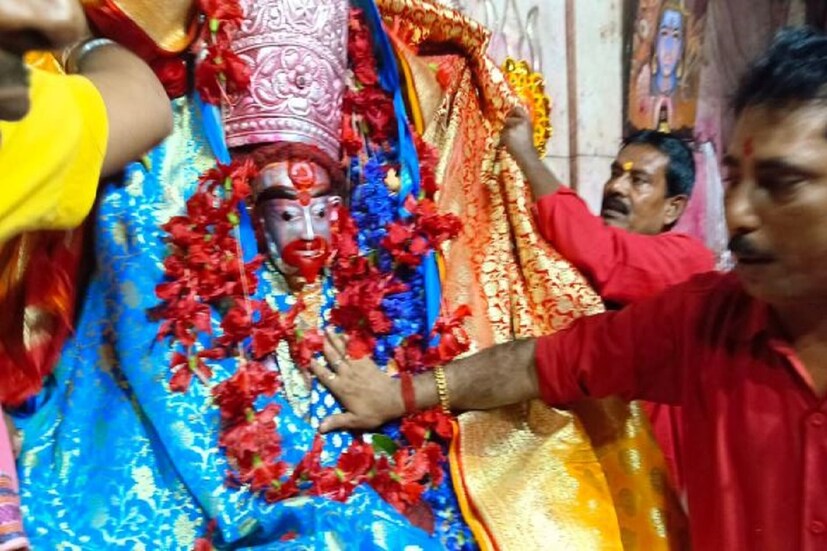 সেবায়েতদের কাছে মা তারা এই দিনটায় তারা অঙ্গে কালী রূপে বিরাজ করেন। কালী পুজোর রাতে মা তারা স্বর্ণালঙ্কারে সজ্জিত হন। তথ্য ও ছবি- অক্ষয় ধীবর