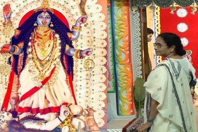 বাড়ির কালীপুজোয় মমতা বন্দ্যোপাধ্যায়