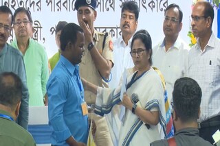 মালবাজারের এক উদ্ধারকারীর হাতে সঙ্গে মুখ্যমন্ত্রী মমতা বন্দ্যোপাধ্যায়৷ মালবাজারের এক উদ্ধারকারীর হাতে সঙ্গে মুখ্যমন্ত্রী মমতা বন্দ্যোপাধ্যায়৷