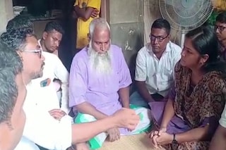 আবদুর রহমানের বাড়িতে মীনাক্ষী