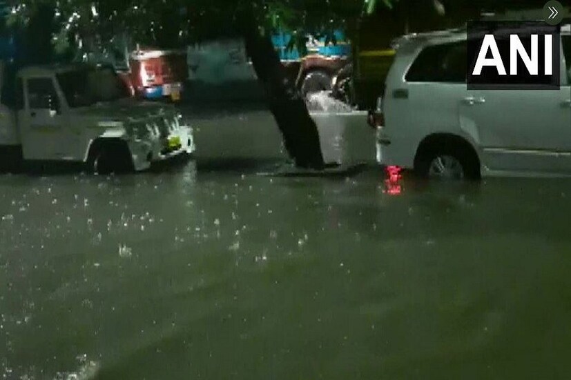 এএনআই -র মতে সোমবার রাতে প্রবল ঝোড়ো হাওয়ার সঙ্গে পুণেতে প্রবল বৃষ্টি হয়েছে৷ এর কারণে রাস্তায় জলের স্রোত এসে গেছে৷ শুধু এটুকই নয় এর কারণে গাছ উপড়ে একাকার অবস্থা৷ প্রবল হাওয়ার সঙ্গে বিভিন্ন এলাকার গড়ের নিরিখে ৮১ মিমি বৃষ্টিপাত হয়েছে৷ Photo Courtesy- ANI/Twitter 