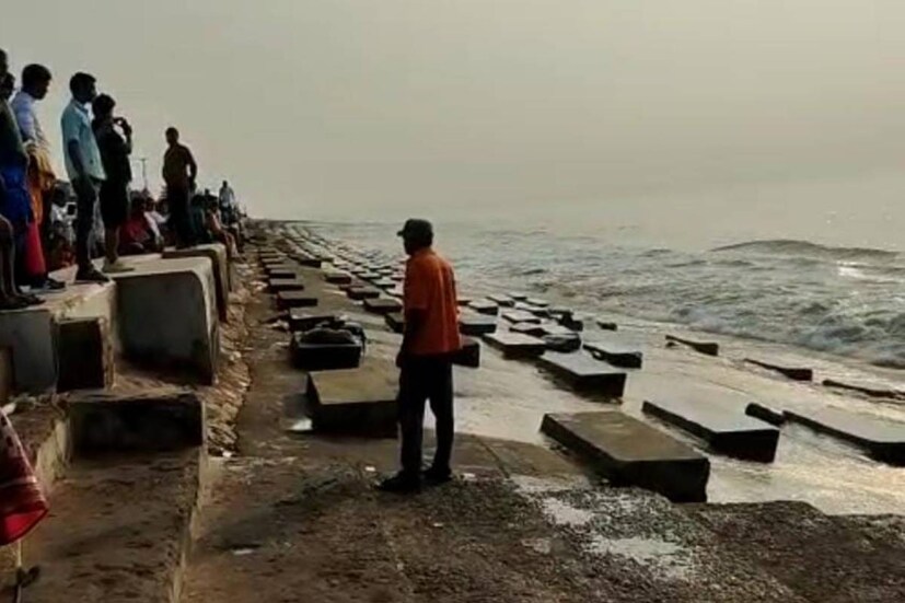 ঘূর্ণিঝড় সিত্রাং-এর আশঙ্কায় দীপাবলির সমুদ্রকে সেভাবে উপভোগ করতে পারেননি দিঘার পর্যটকরা৷ তবে সমুদ্রের উত্তাল রূপ দেখেছেন৷