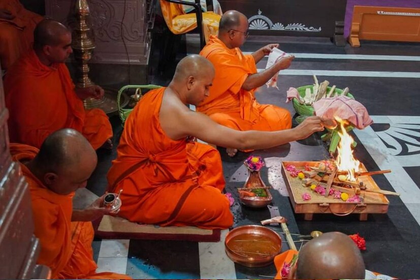 সোমবার রাতে প্রতিকূল আবহাওয়ার মধ্যেই ভক্তরা সমবেত হন বেলুড় মঠে৷ অতিমারির কারণে দু’ বছর মা ভবতারিণীর পুজো সামনে থেকে দেখতে পাননি পুণ্যার্থীরা৷ তাই তাঁদের উদ্দীপনা ছিল চোখে পড়ার মতো৷