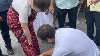 দলের ট্যুইটার হ্যান্ডলে ছবিটি শেয়ার করে রাহুল ক্যাপশনে লিখেছেন ‘মা’