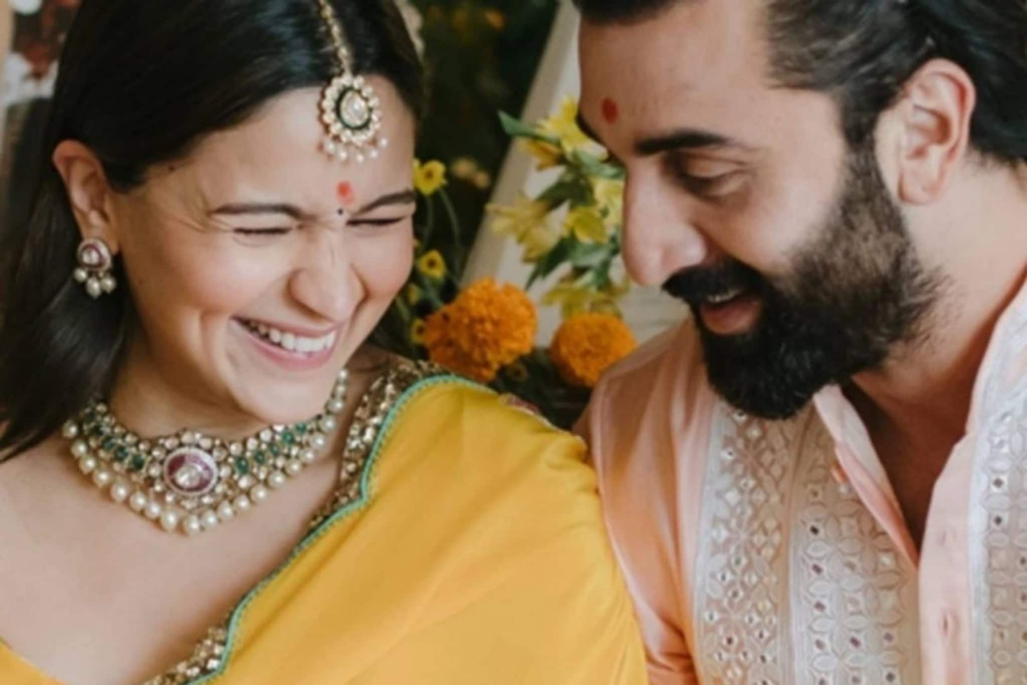 বাড়ি ফিরলেন মা আলিয়া, ভিডিওয় দেখুন সন্তান কোলে রণবীরকেও