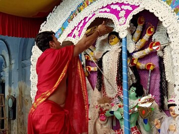 বৈষ্ণব রীতিতে দেবী দশভুজার পুজোপাঠ হয়