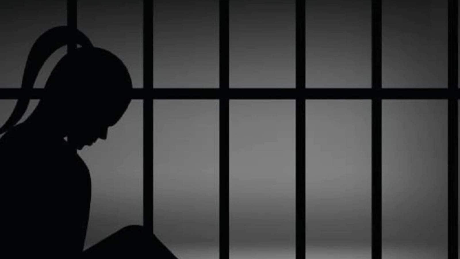 নাবালক সহপাঠীকে বিয়ে করার অভিযোগে গ্রেফতার ২০ বছর বয়সি অন্তঃসত্ত্বা কলেজছাত্রী