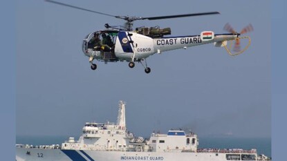 আকাশপথে সমুদ্রে নজরদারি চালাচ্ছে উপকূলরক্ষী বাহিনী আকাশপথে সমুদ্রে নজরদারি চালাচ্ছে উপকূলরক্ষী বাহিনী