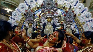 মা-কে বরণ আর সিঁদুর খেলার একটা বিশেষ পর্ব থাকে